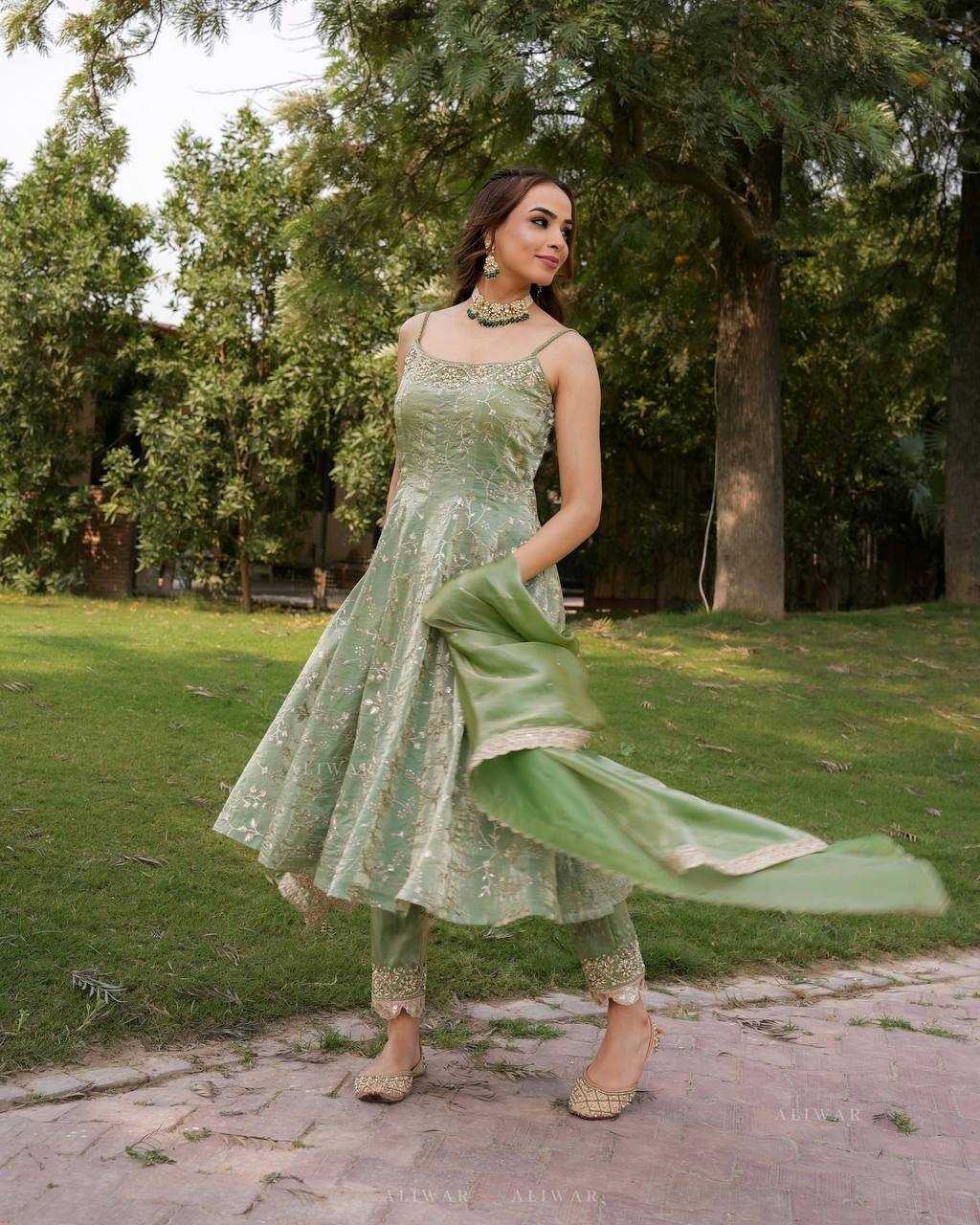 Zayah : Sleeveless Anarkali set